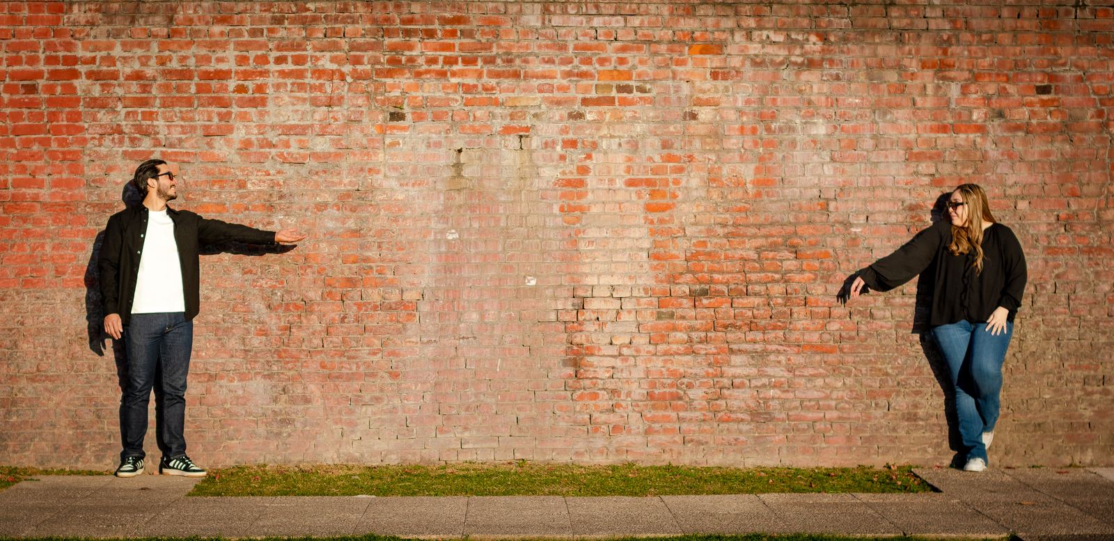 Pareja en pared de ladrillo